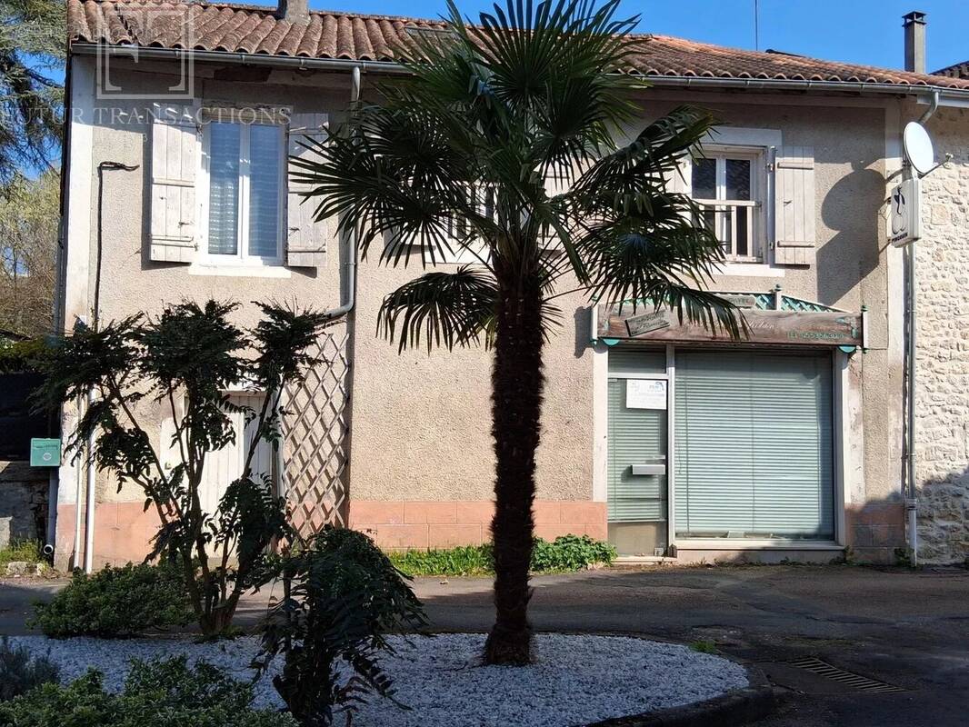 Maison à JAVERLHAC-ET-LA-CHAPELLE-SAINT-ROBERT
