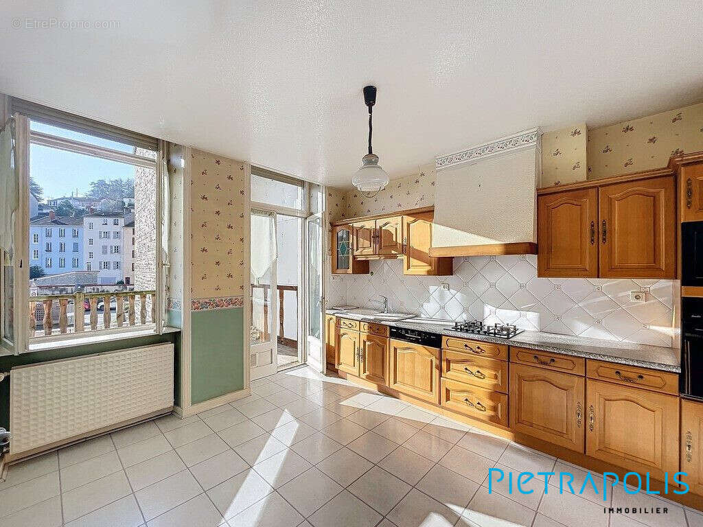 Cuisine équipée avec porte fenêtre donnant sur Terrasse  - Appartement à TARARE