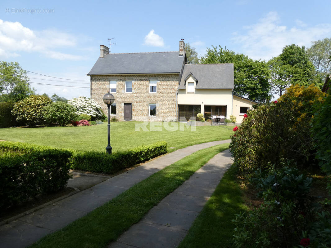 Maison à SAINT-HILAIRE-DU-HARCOUET