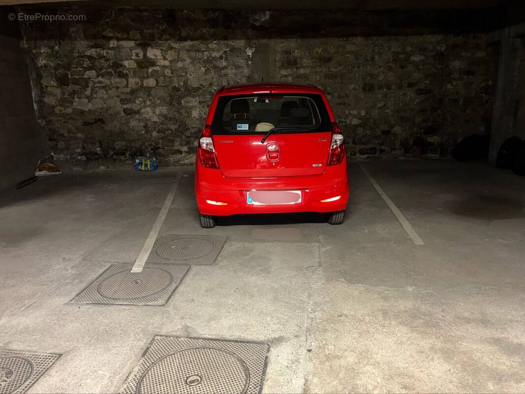Parking à PARIS-11E