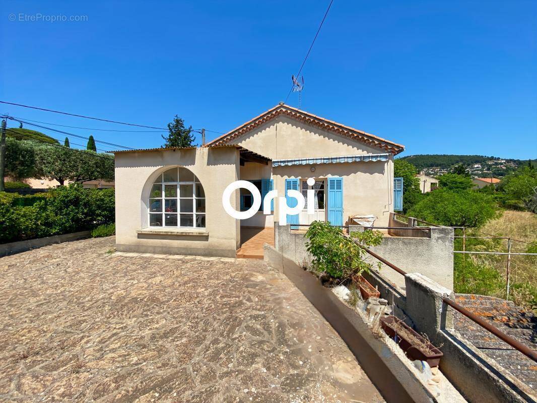 Maison à CEYRESTE