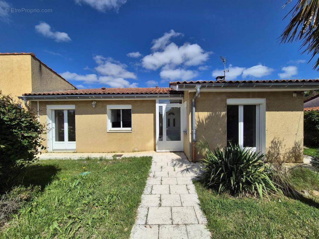 Maison à VILLECOMTAL-SUR-ARROS