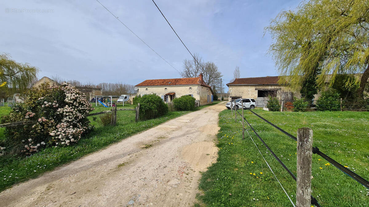 Charente maison a vendre for sale. no neighbours.  - Maison à BONNES