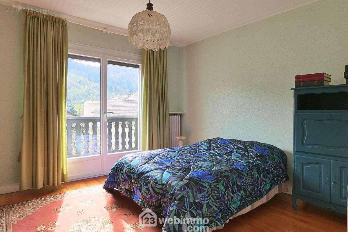 ... Dont 2 avec balcon ... - Maison à UGINE