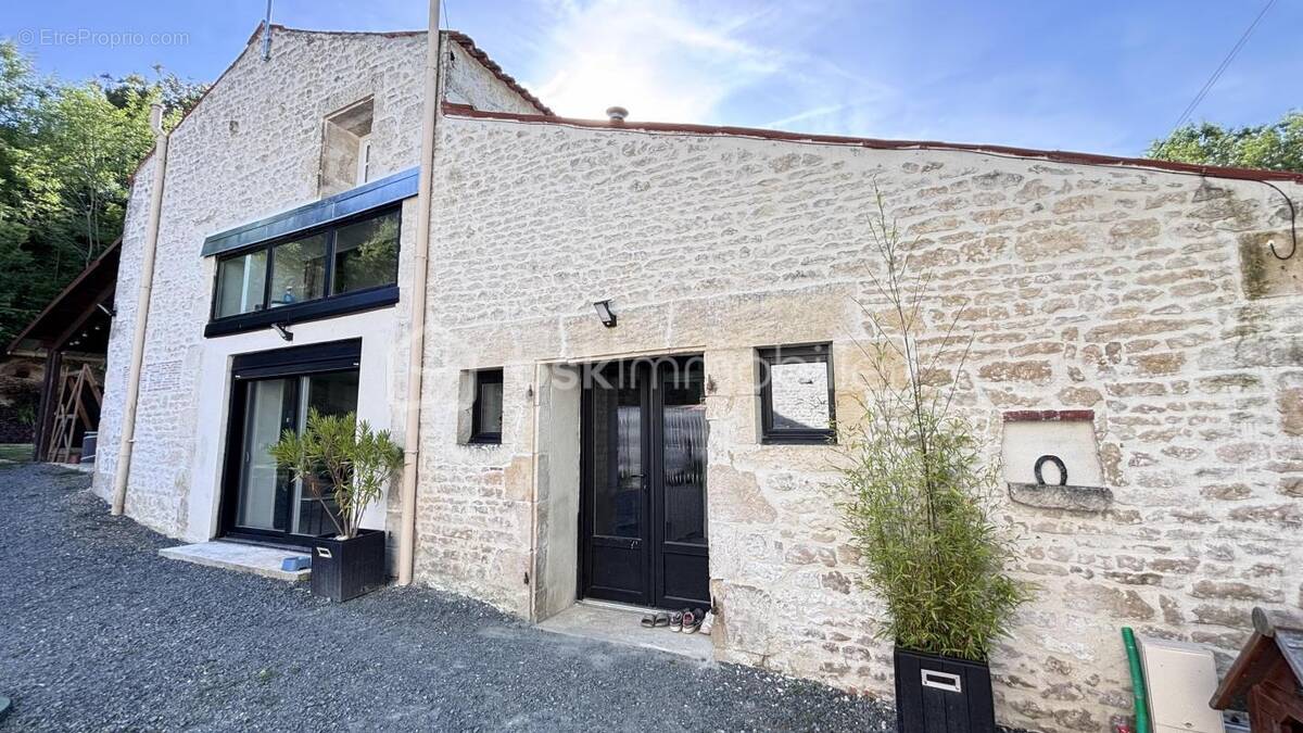 Maison à SAINT-HILAIRE-DES-LOGES