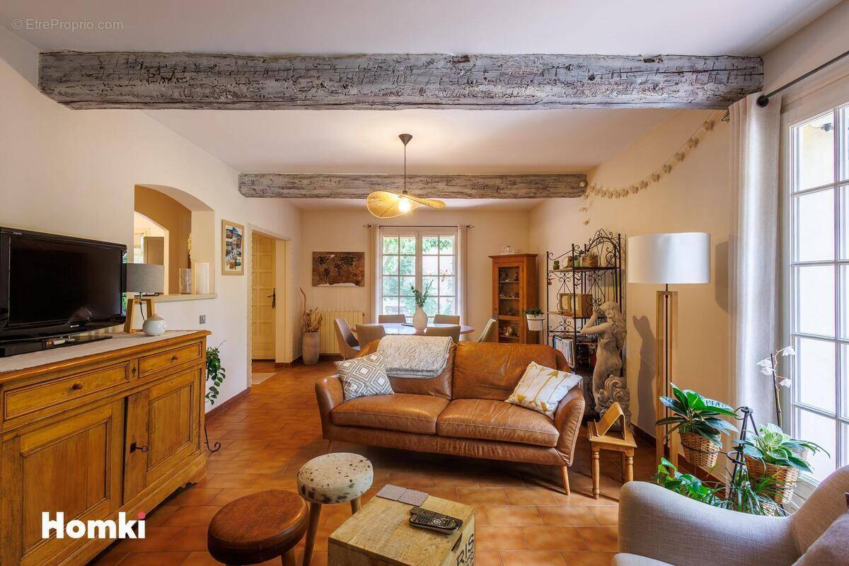 Maison à ENTRAIGUES-SUR-LA-SORGUE