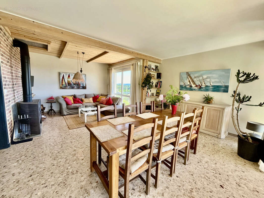 Maison à LAUDUN-L&#039;ARDOISE