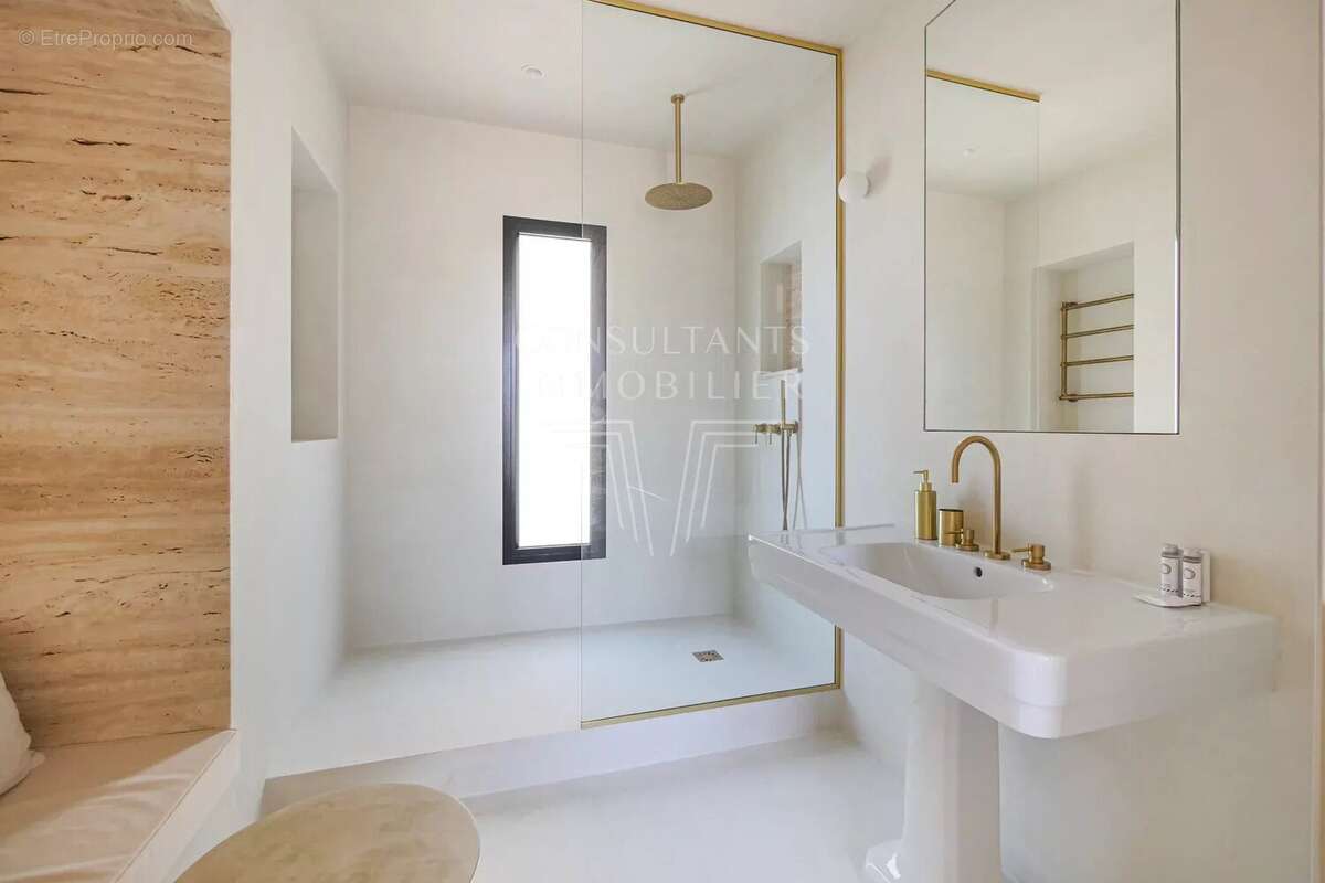 Appartement à PARIS-8E