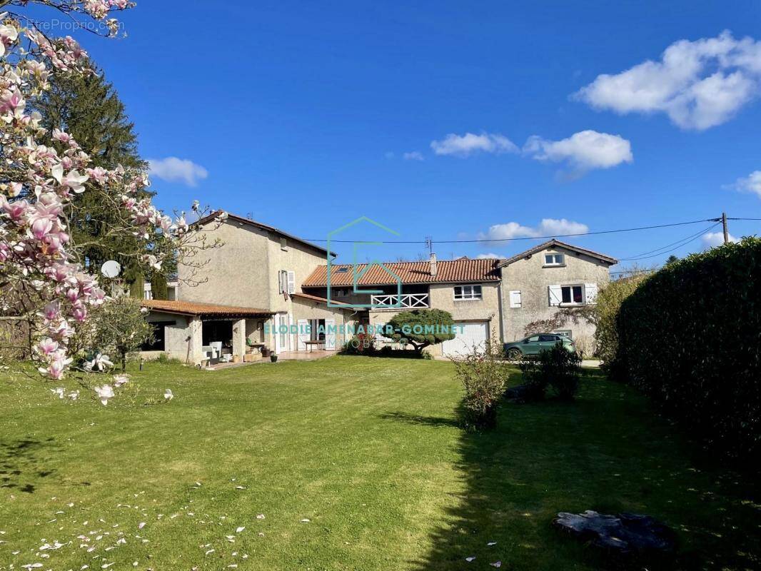 Maison à MONTANAY