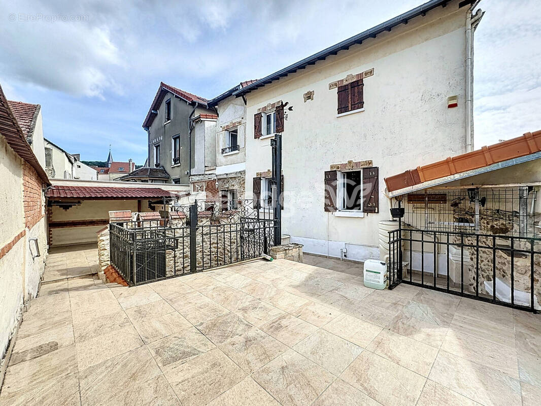 Maison à CHANTELOUP-LES-VIGNES