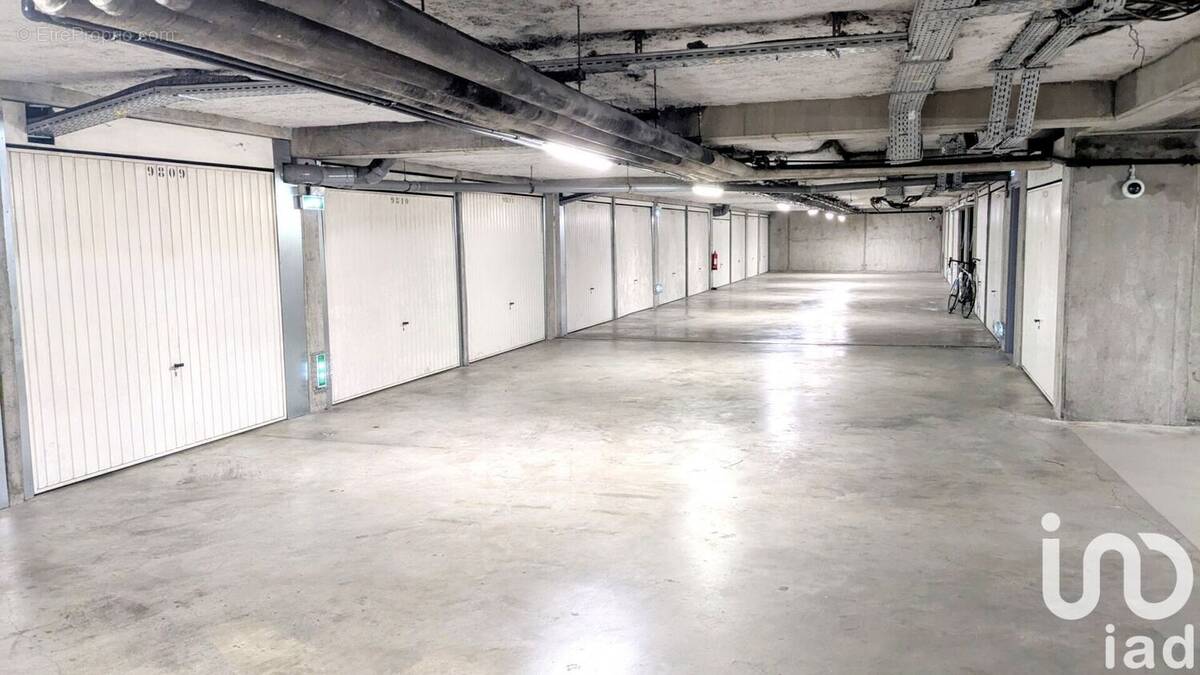 Photo 1 - Parking à LYON-8E