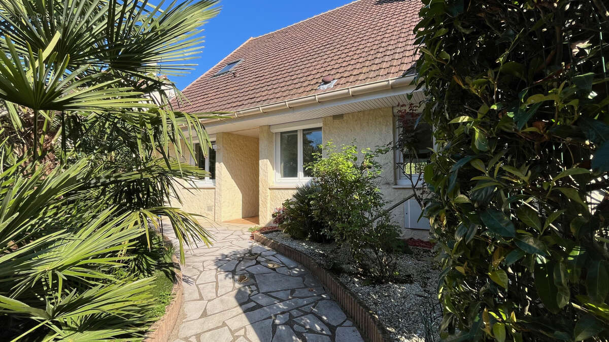 Maison à SAINT-NOM-LA-BRETECHE