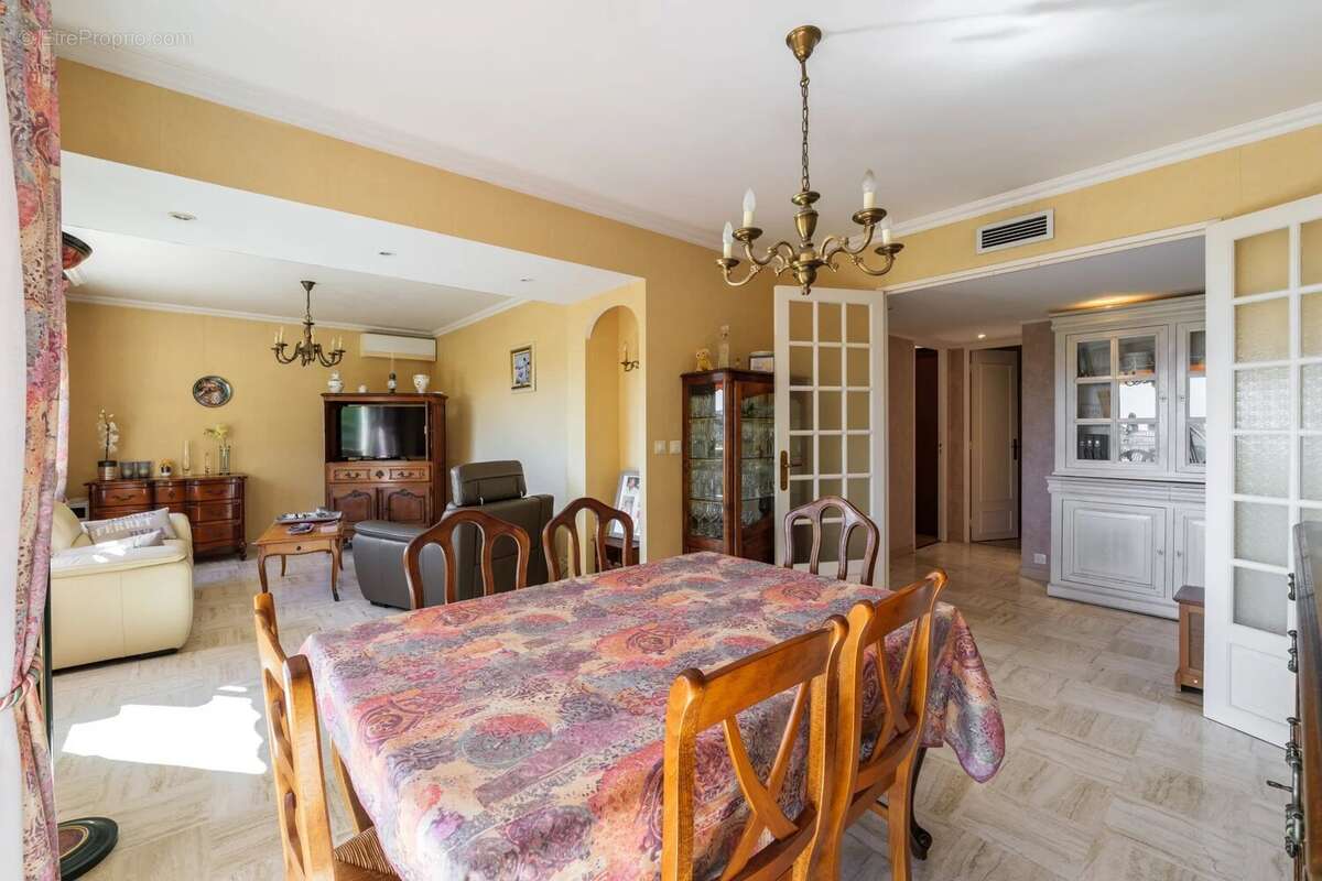 Appartement à SAINT-LAURENT-DU-VAR