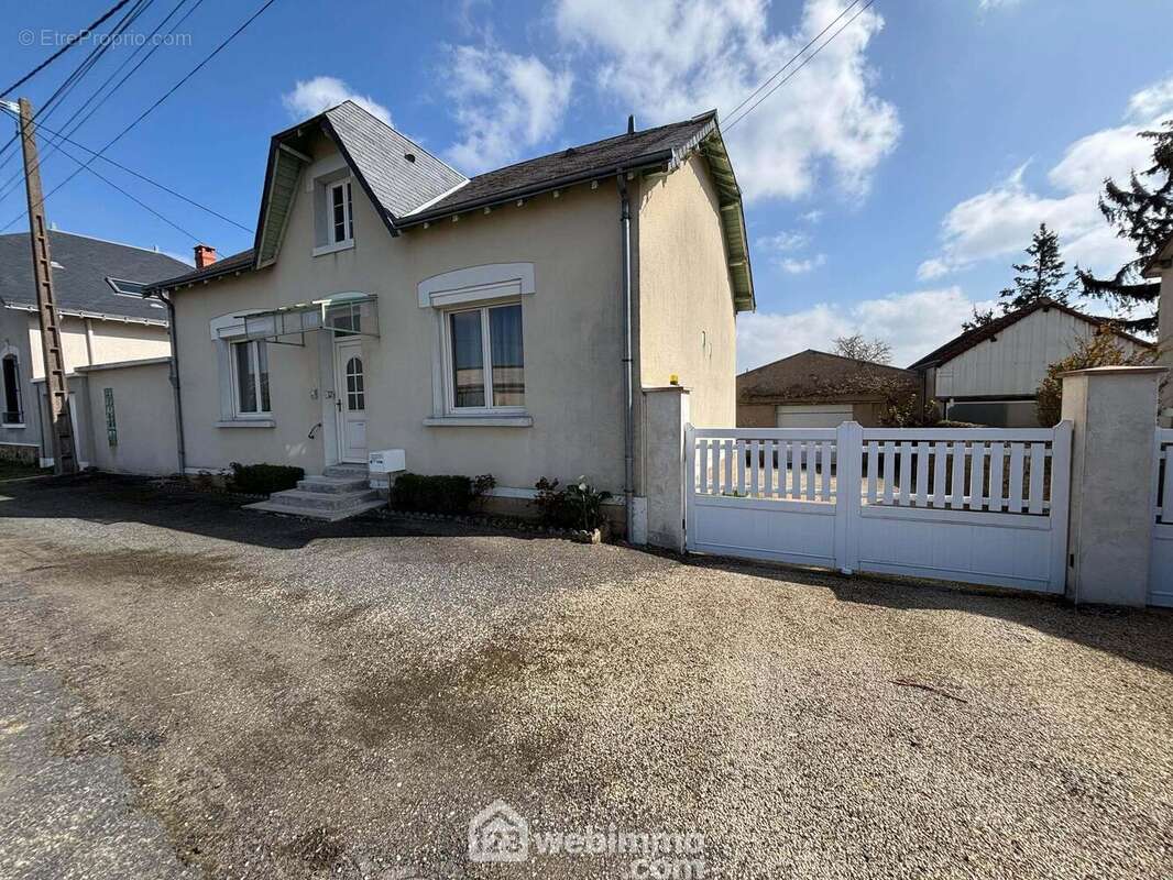 Maison des années 40, rénovée, sur l&#039;axe Châtellerault-Tours, au coeur de Dangé-Saint-Romain. - Maison à DANGE-SAINT-ROMAIN