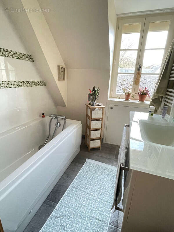 Maison à NAZELLES-NEGRON