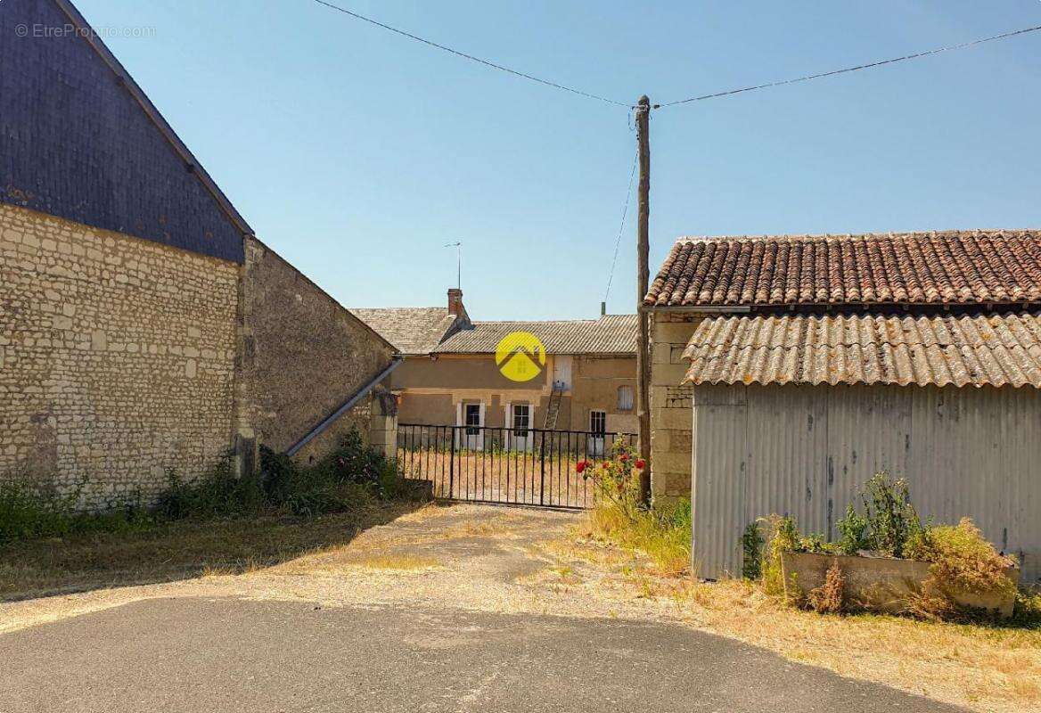 Maison à MONTS-SUR-GUESNES