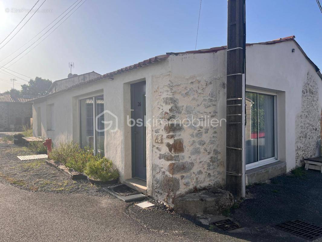 Maison à MONNIERES