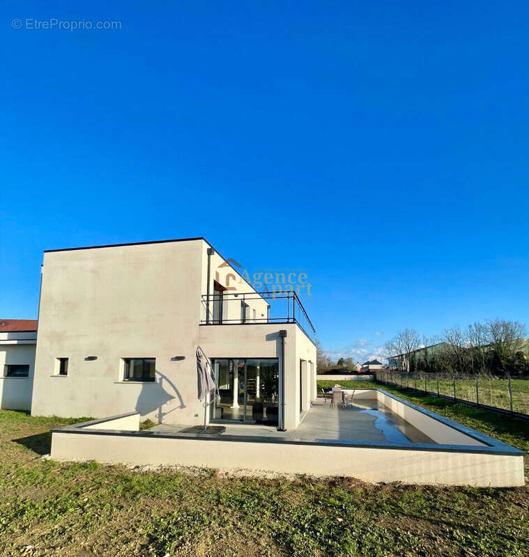 Maison à BELLENGREVILLE