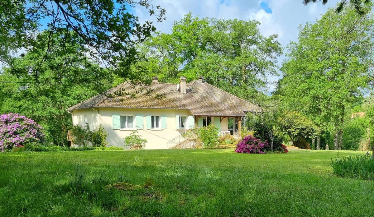 FACADE ARRIERE - Maison à PIEGUT-PLUVIERS
