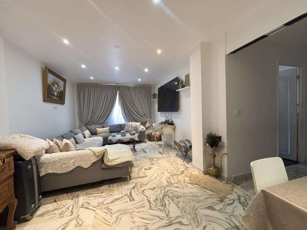 Appartement à SAINT-LAURENT-DU-VAR