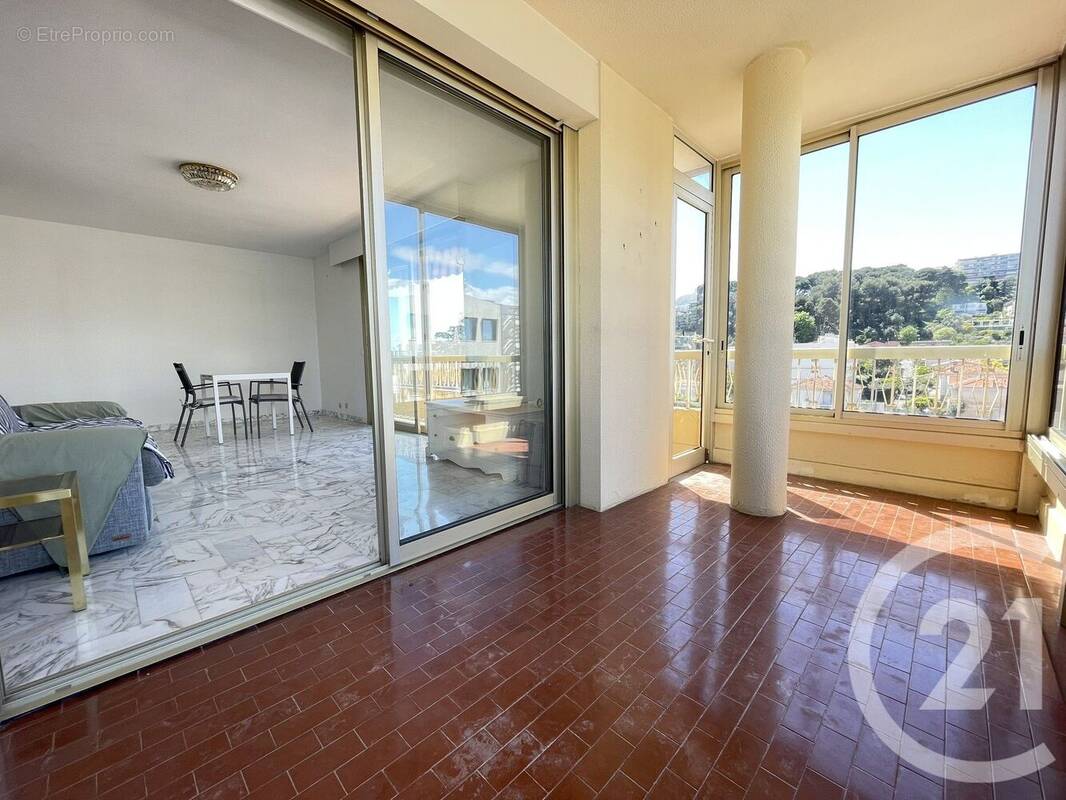 Appartement à SAINT-LAURENT-DU-VAR