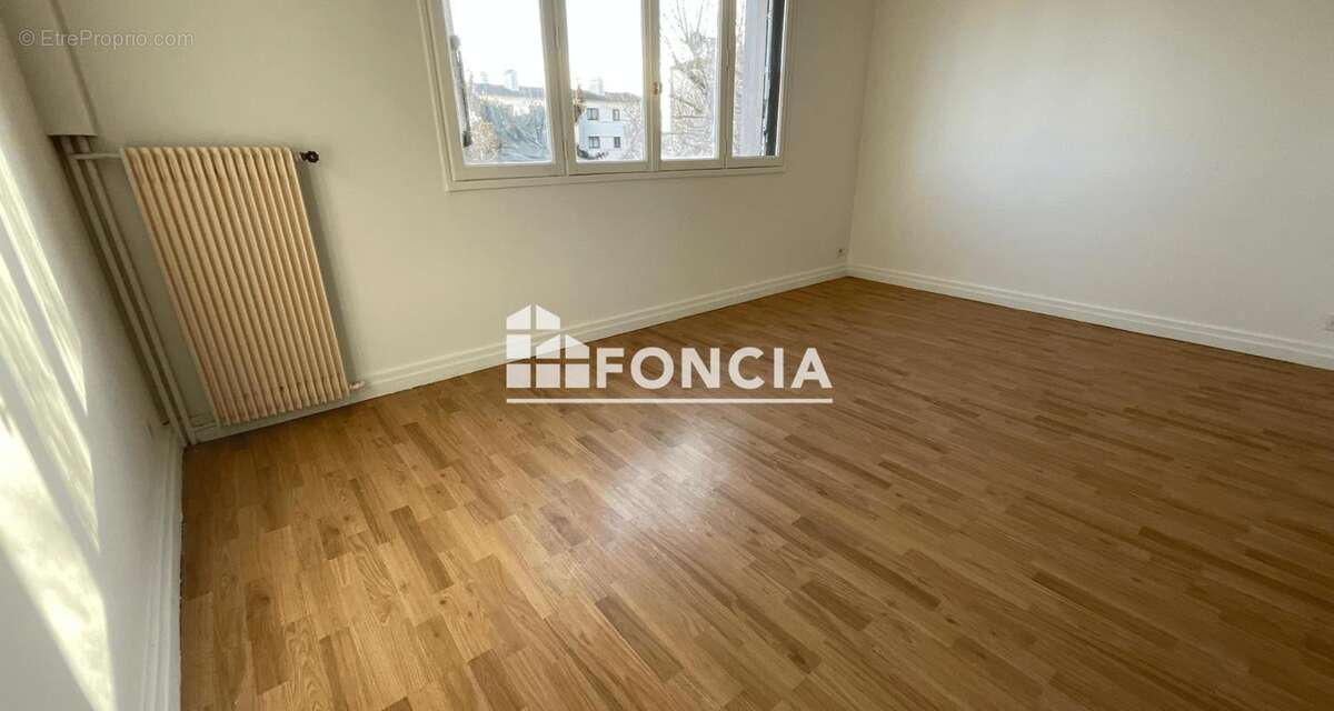 Appartement à LES CLAYES-SOUS-BOIS