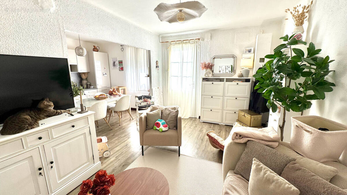 Appartement à ENTRAIGUES-SUR-LA-SORGUE