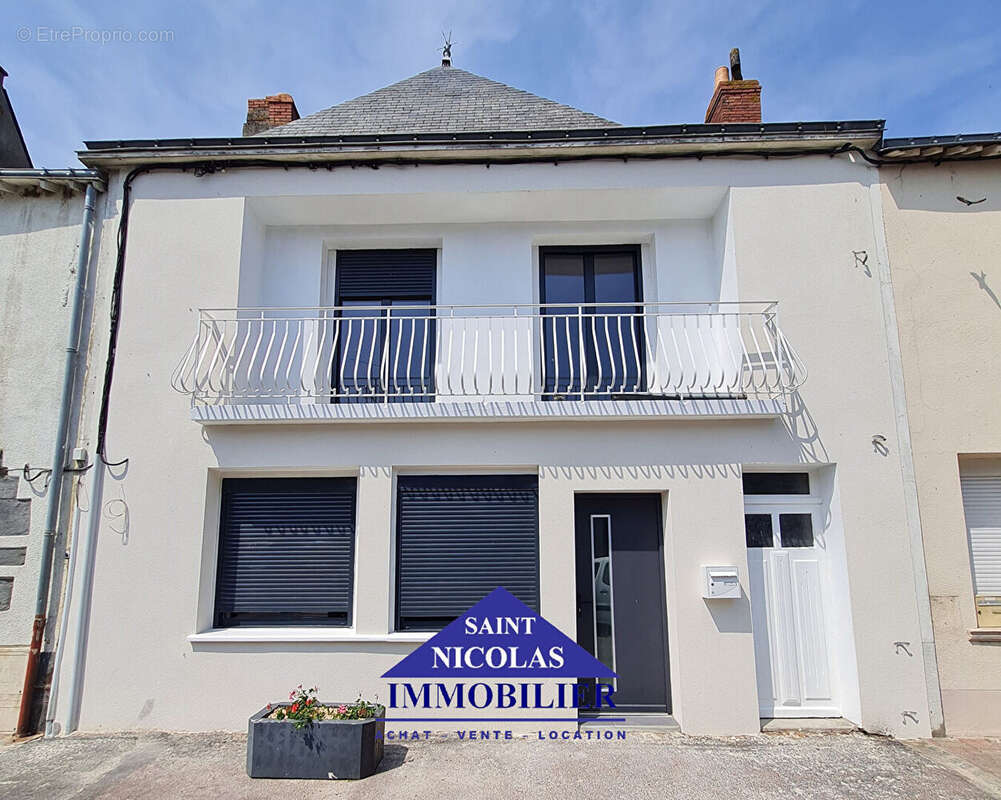 Maison à SAINT-JULIEN-DE-VOUVANTES