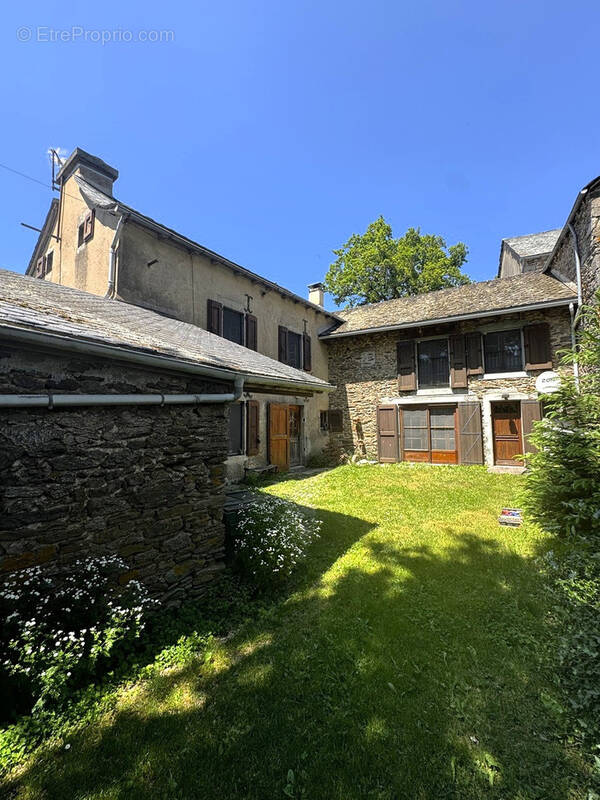 Maison à SALLES-CURAN