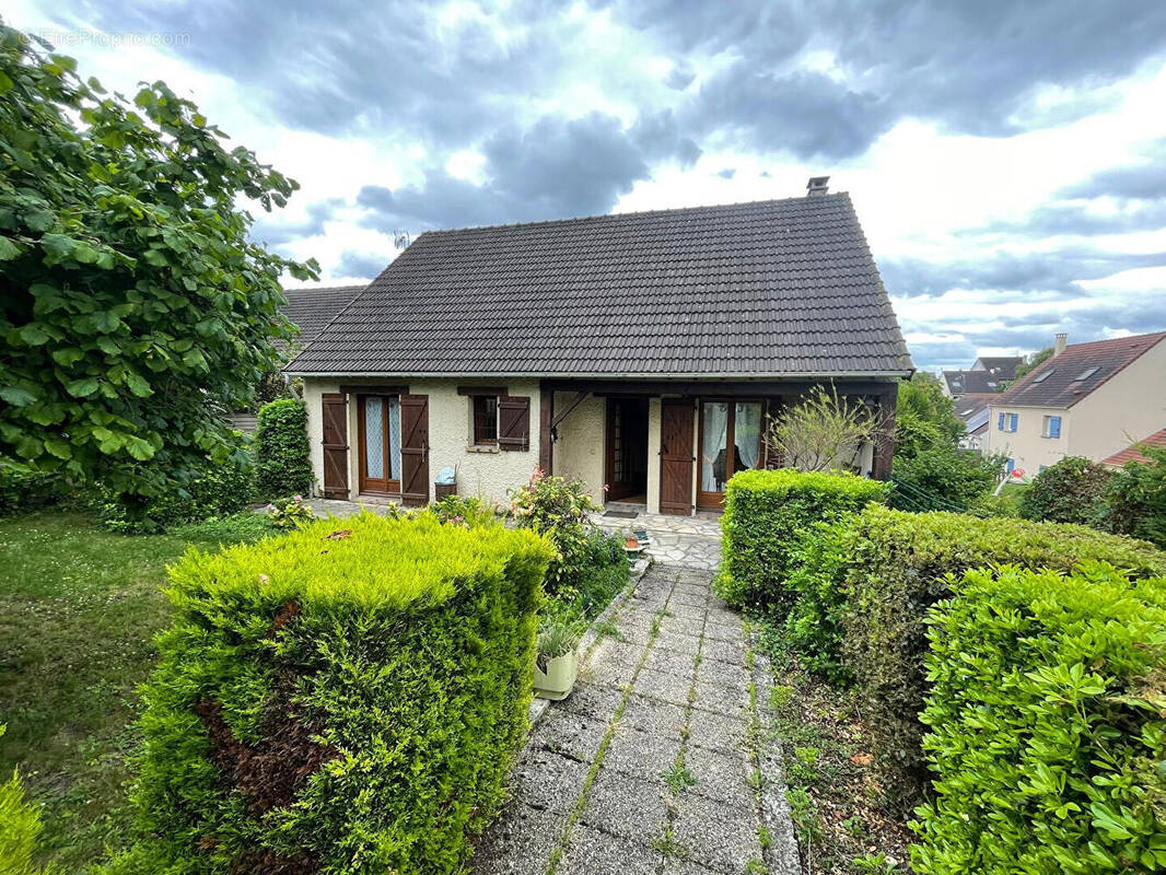 Maison à JUZIERS