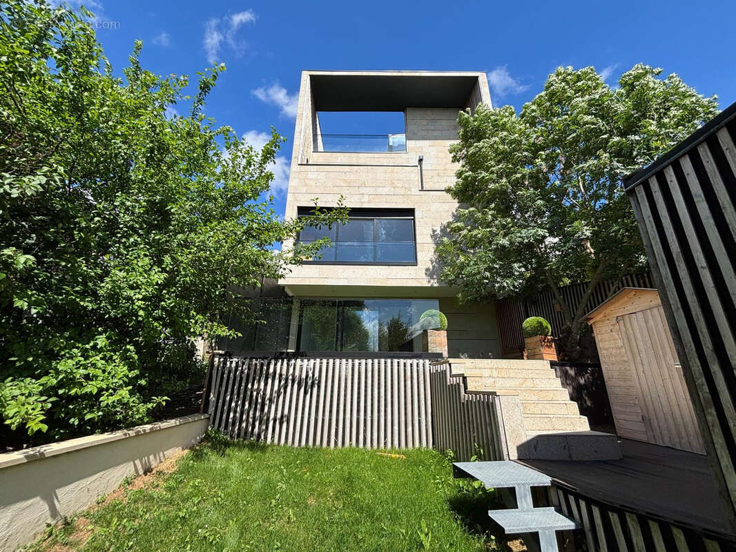Maison à CHENNEVIERES-SUR-MARNE