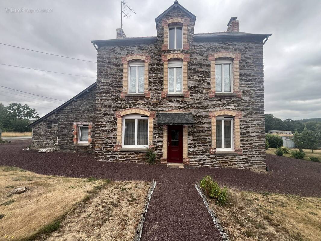 Maison à NEANT-SUR-YVEL