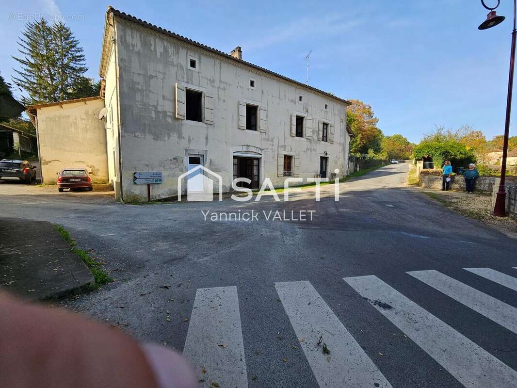 Photo 2 - Maison à JAVERLHAC-ET-LA-CHAPELLE-SAINT-ROBERT