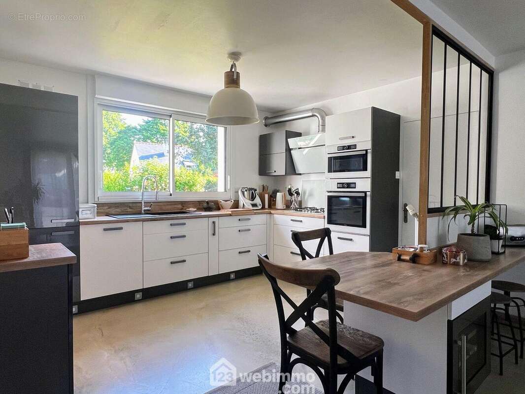 ... et d&#039;une cuisine entièrement aménagée et équipée. - Maison à AVRILLE