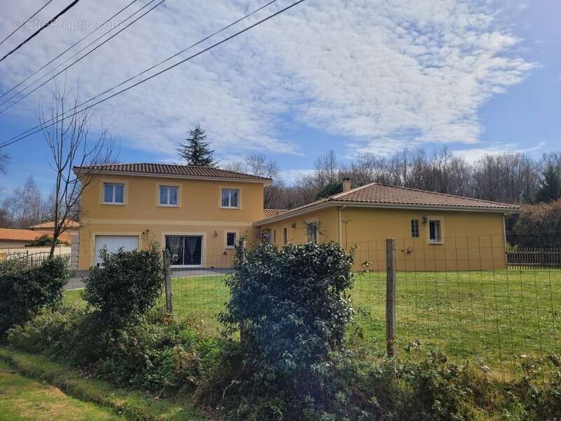 Maison à NEUVIC