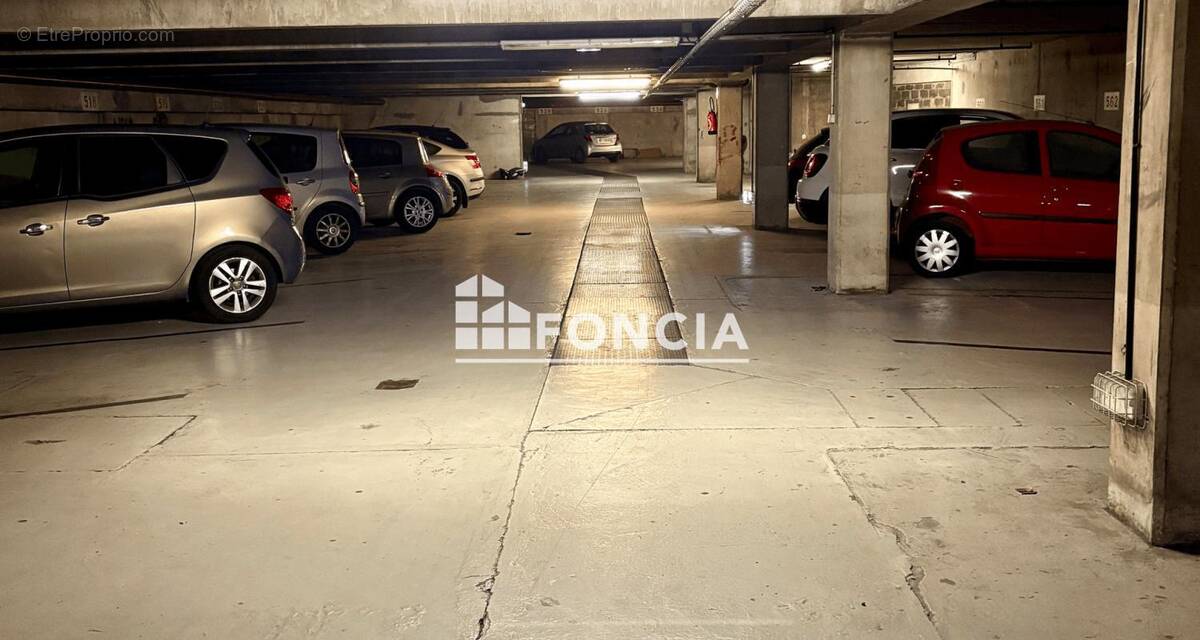Parking à PARIS-18E