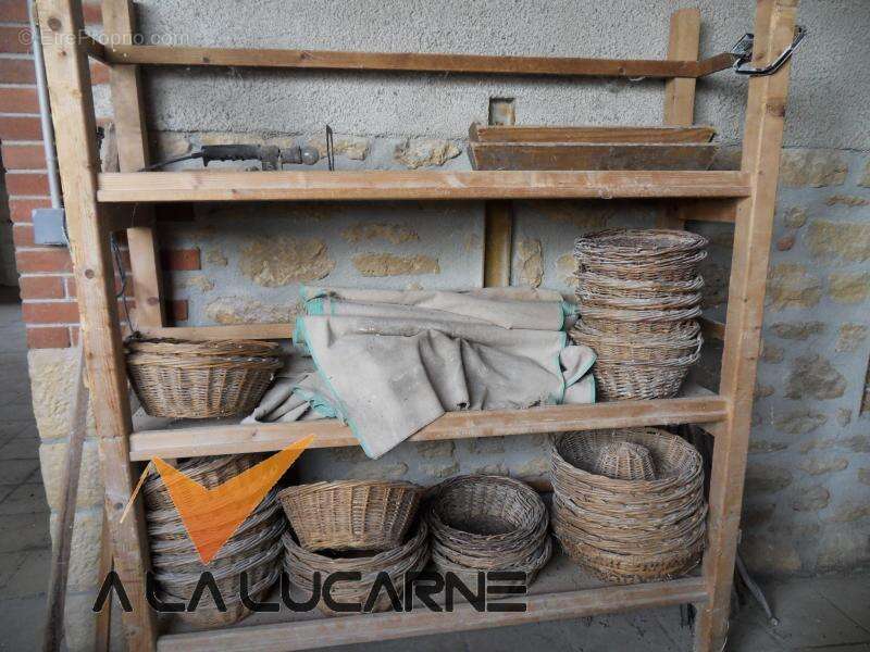 Commerce à LA CHAPELLE-AUBAREIL