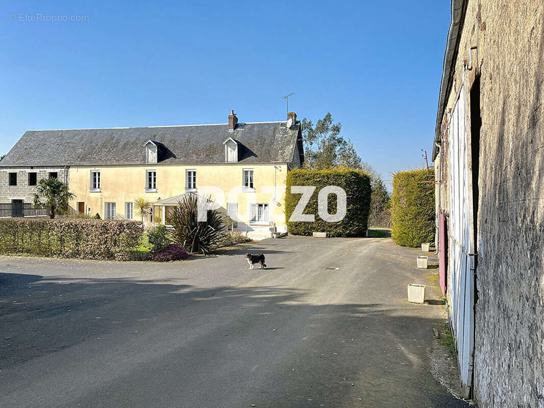 Maison à CONDE-SUR-VIRE
