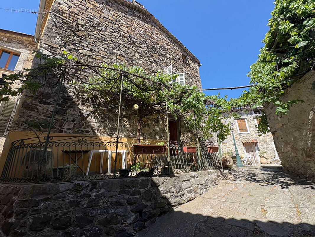 Maison à LA TOUR