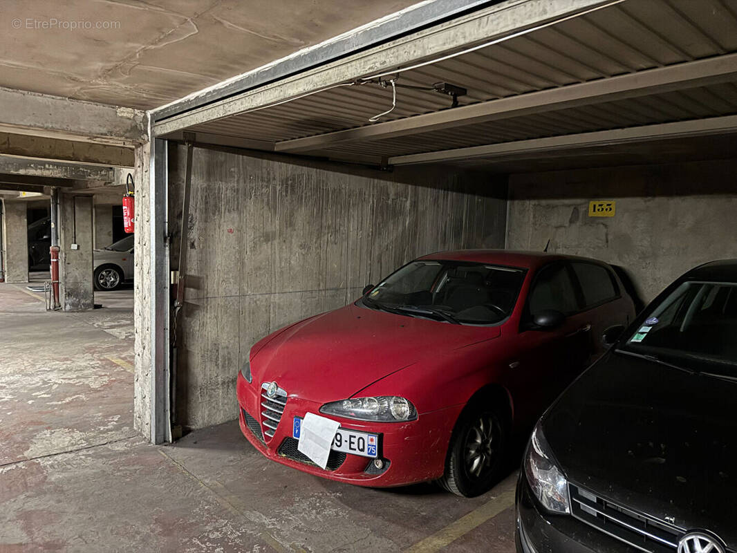 Parking à PARIS-18E