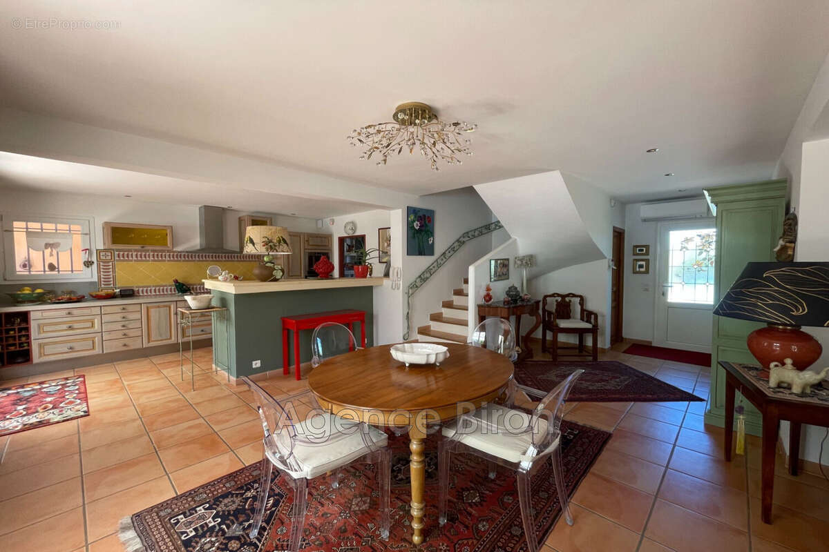 Maison à LE PUY-SAINTE-REPARADE