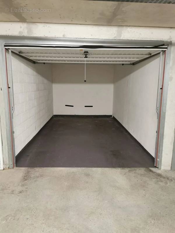 Parking à SAINT-LAURENT-DU-VAR