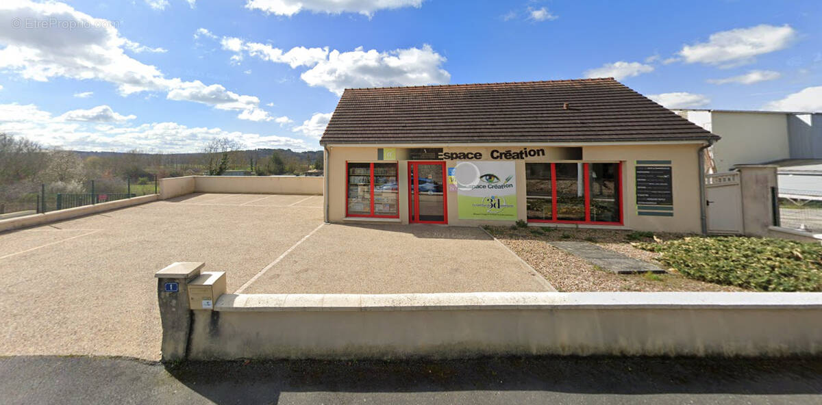 Commerce à YZEURES-SUR-CREUSE