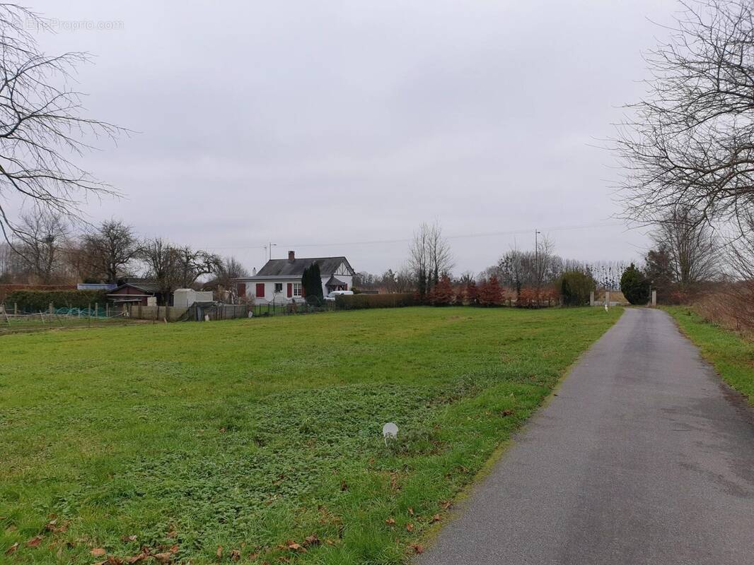 Terrain à SAINT-JEAN-DE-FOLLEVILLE