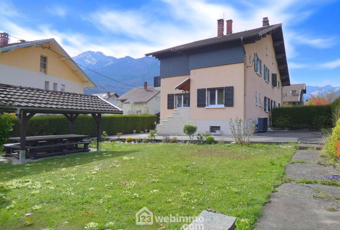 Cette belle maison offre un cadre de vie agréable, proche des écoles, idéal pour une famille - Maison à UGINE