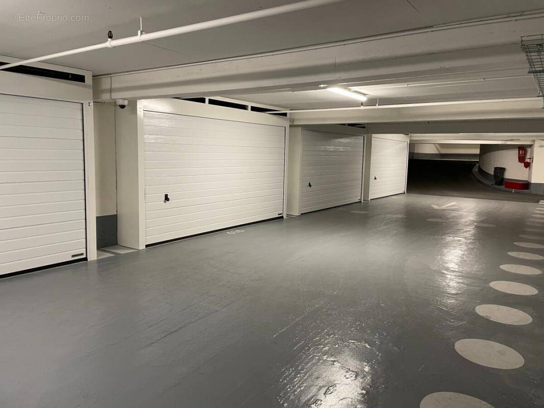 Parking à PARIS-18E