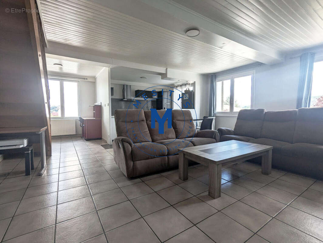 Appartement à SAINT-GENEST-LERPT