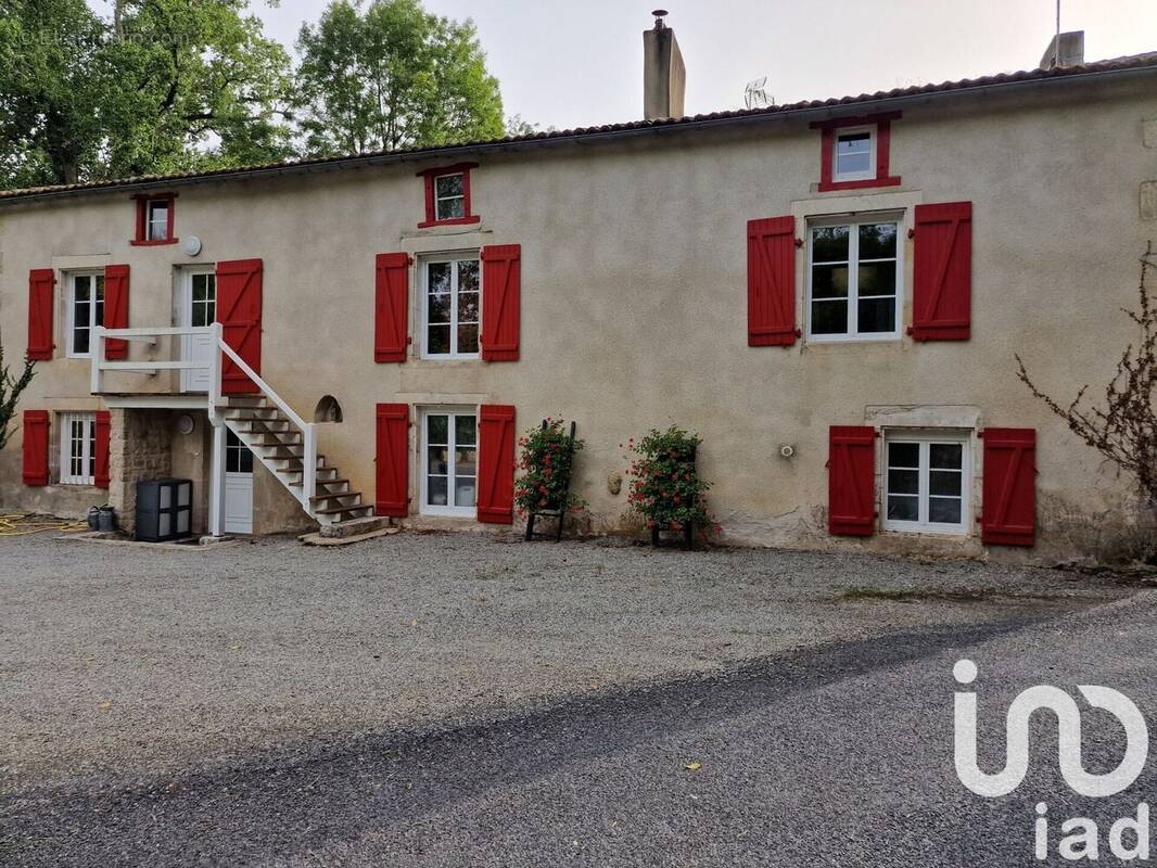 Photo 1 - Maison à LUSSAC-LES-CHATEAUX