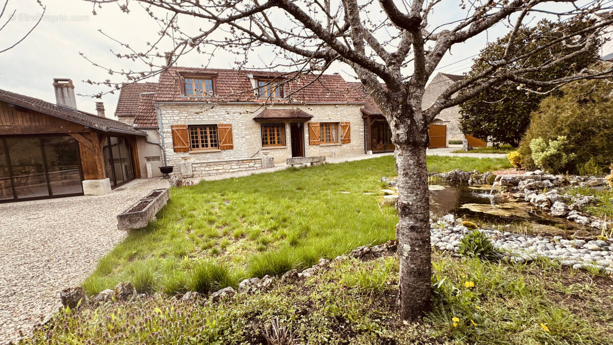 Maison à NOYERS
