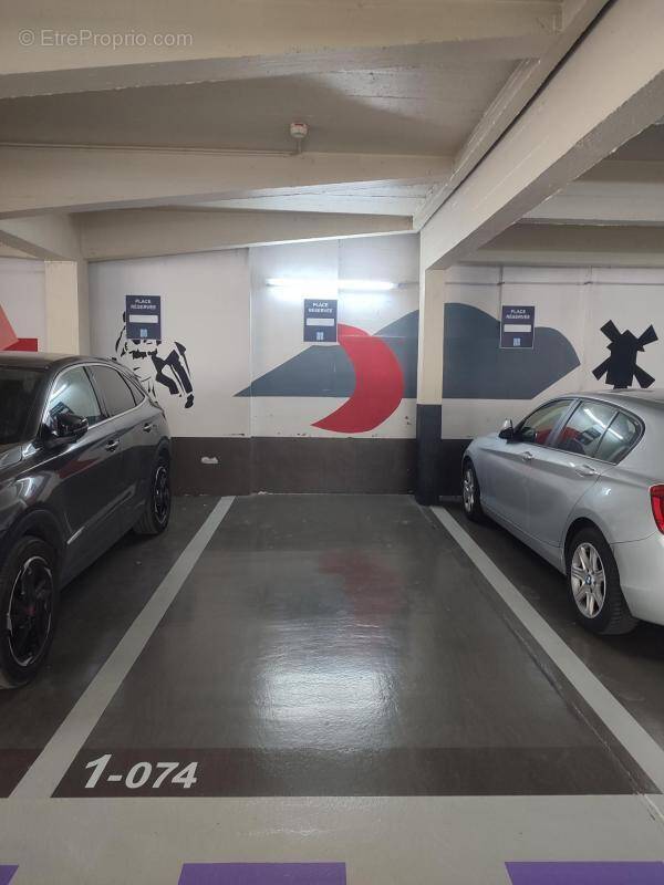 Parking à PARIS-18E